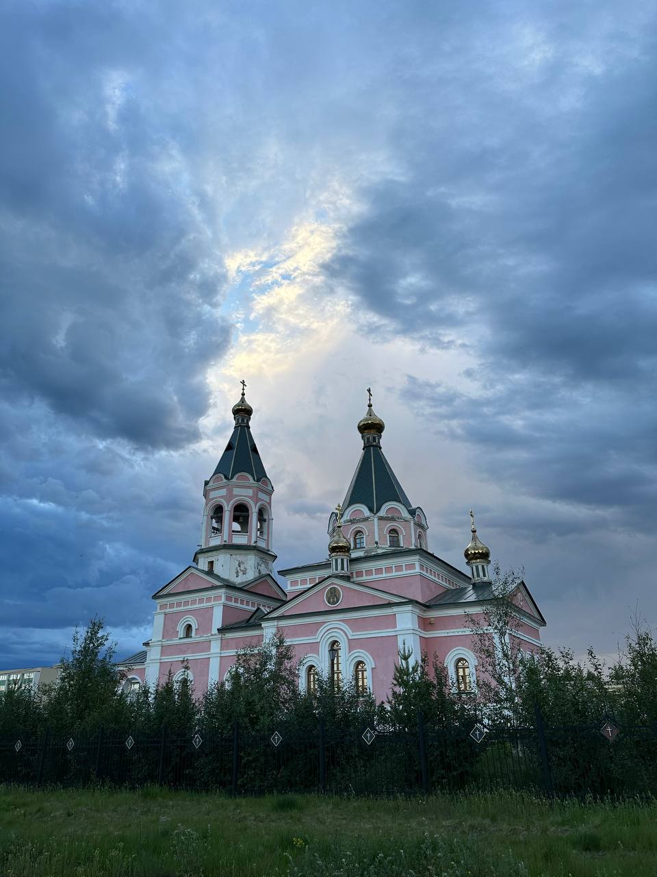 Храм, грозовое небо