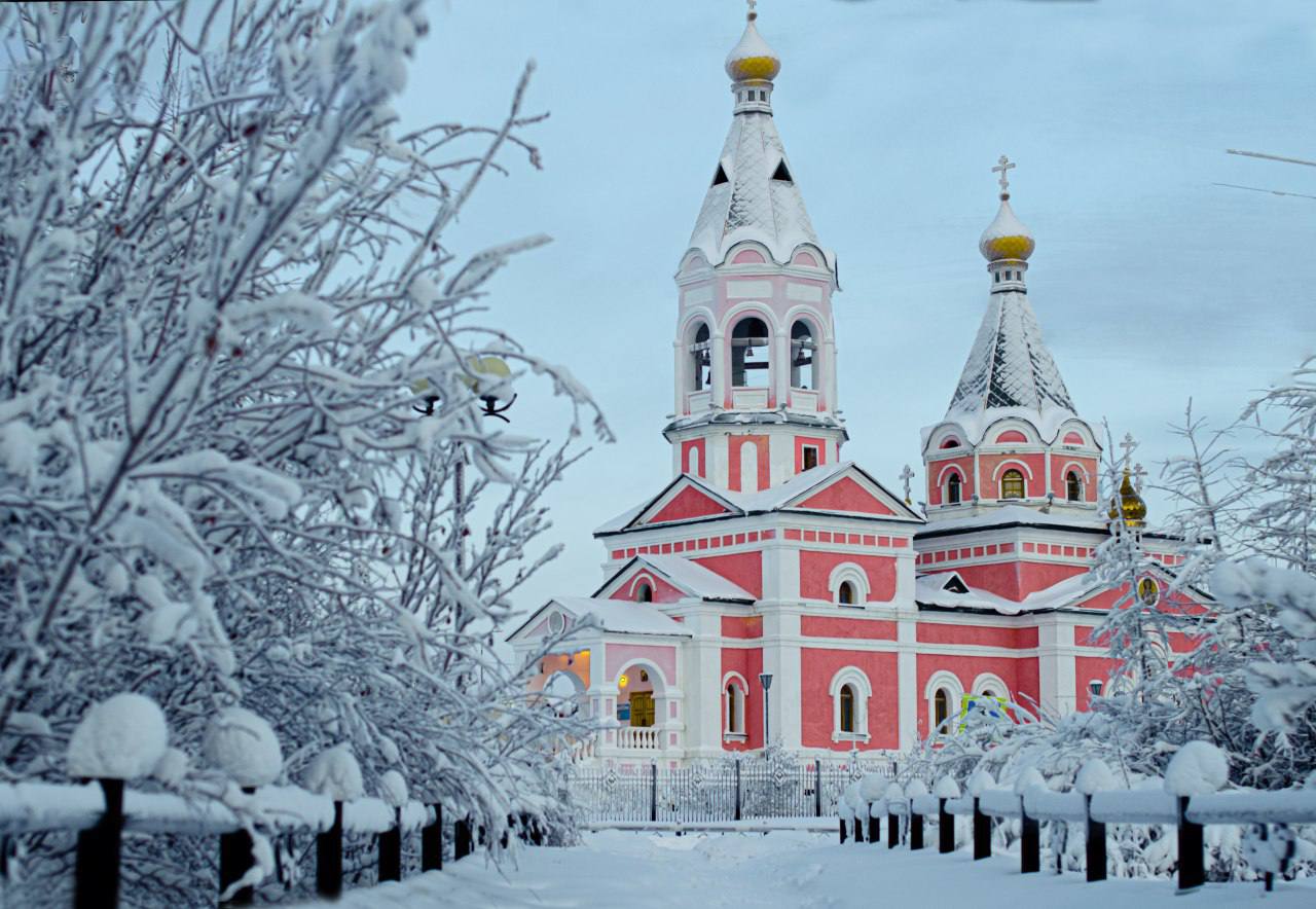 Храм зимой сквозь деревья
