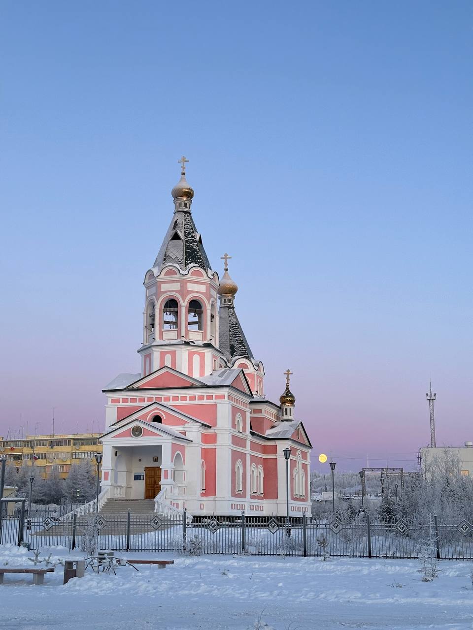 Храм зимой, луна над куполами